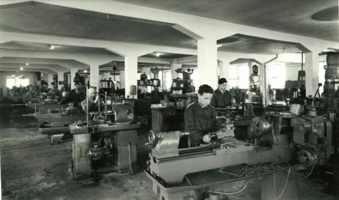 Bildquelle: https://www.lindner-traktoren.at/de-at/lindner/geschichte Fertigungshalle Lindner